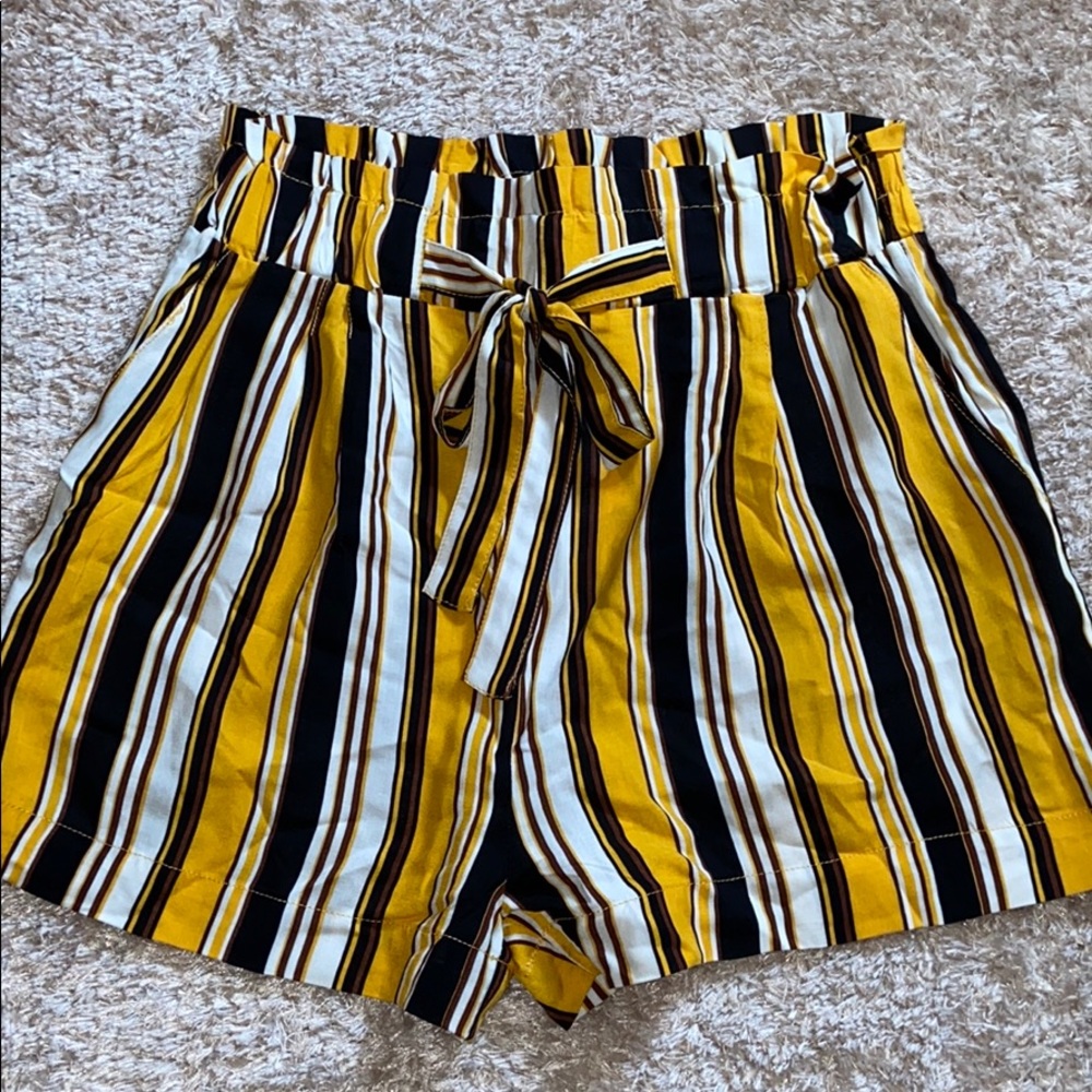 Black/yellow shorts